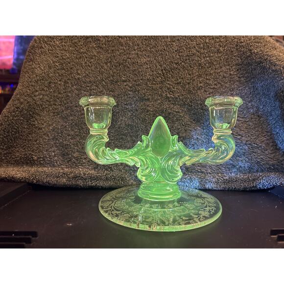 New Martinsville USA 1930s Florentine Etched Double Candle Holder GLOWS GREEN - Picture 8 of 10